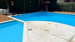 Pool - Comfortable 3-bedroom apartment in Cabo Frio, very close to Praia do Forte beach, with Wi-Fi. (Cabo Frio)