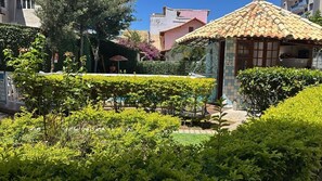 Property grounds - Comfortable 3-bedroom apartment in Cabo Frio, very close to Praia do Forte beach, with Wi-Fi. (Cabo Frio)