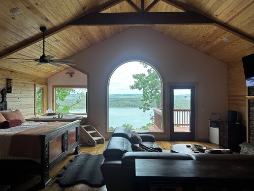 Beautiful 1 bedroom Treehouse  with heart shaped hot tub