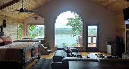 Beautiful 1 bedroom Treehouse with heart shaped hot tub