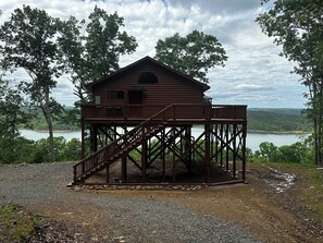 Exterior - Beautiful 1 bedroom Treehouse with heart shaped hot tub (Bee Branch)