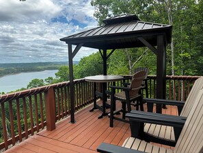 Outdoor dining - Beautiful 1 bedroom Treehouse with heart shaped hot tub (Bee Branch)