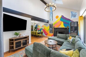 Una Smart TV, una chimenea, videojuegos, un futbolín