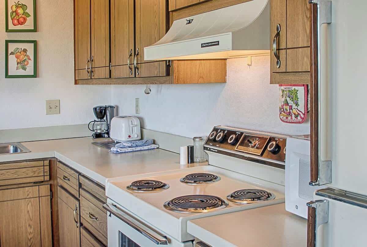 Coffee/tea maker, fridge, microwave, oven
