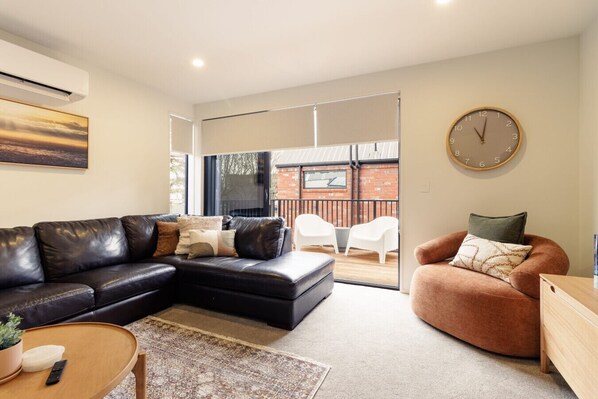 Smart TV, video games, ping pong, books - Luxury Townhouse | Garage | Arcade | Pets OK (Christchurch)