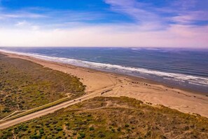 On the beach - 2BR Beachfront Condo | Walk DT | Dogs OK | Unit I (Ocean Shores)