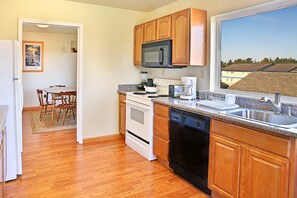 Fridge, oven, dishwasher, coffee/tea maker - Maris Stella Condo | Queen Beds | Unit C (Ocean Shores)