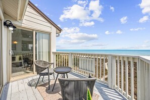 Terrace/patio - The Seawatch - 4BR Oceanfront Unit w/ Pool (Sleeps 10) (North Myrtle Beach)