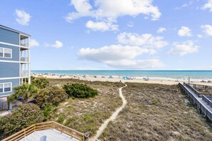 On the beach - The Seawatch - 4BR Oceanfront Unit w/ Pool (Sleeps 10) (North Myrtle Beach)