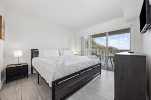 Bügeleisen/Bügelbrett, Reisekinderbett, kostenloses WLAN, Bettwäsche