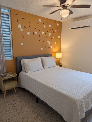 Room - Cozy 3BR Retreat • Minutes to Beaches + Ferry (Santa María)