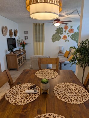 Dining - Cozy 3BR Retreat • Minutes to Beaches + Ferry (Santa María)
