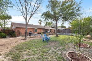 Outdoor dining - The Lodge at Esperanza (McAllen)