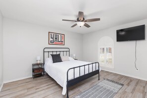 3 bedrooms, iron/ironing board, WiFi, bed sheets - The Lodge at Esperanza (McAllen)
