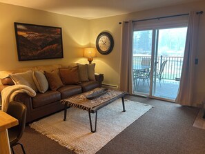 Smart TV - Walk to Town! River Front Condo-1 King Bedroom-1 Bathroom (Estes Park)