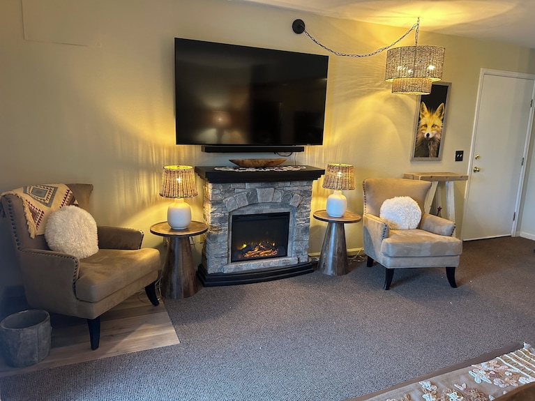 Walk To Town! River Front Condo-1 King Bedroom-1 Bathroom - Rocky Mountain National Park