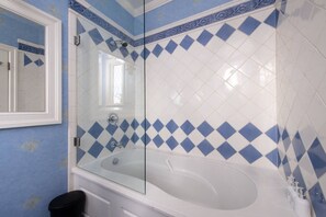 Regadera y secadora de cabello 