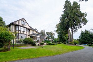 Exterior - Exclusive 6-Bed Manor with Amazing Garden View (Vancouver)