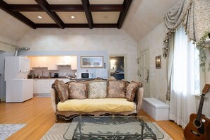 TV - Exclusive 6-Bed Manor with Amazing Garden View (Vancouver)
