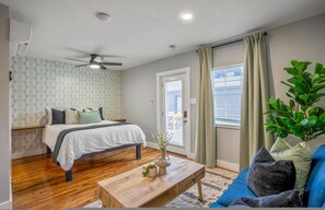 House - Urban Gated Studio Near Downtown Houston and NRG (Houston)