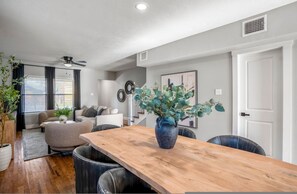 Room - Modern 2BR Home With King Beds Near Downtown (Houston)