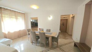 Dining - Zwei-Zimmer-Wohnung in der Nähe des Zentrums und des Palastes by Interhome (Dragovode)