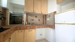 Fridge, oven, cookware/dishes/utensils - Zwei-Zimmer-Wohnung in der Nähe des Zentrums und des Palastes by Interhome (Dragovode)