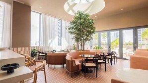 Dining - Corner 2BR with Skyline Views, Rooftop Pool & Spa (Miami)