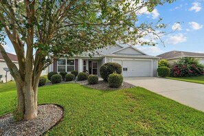 Exterior - Snowbird Paradise! 3BR/2BA Home in the heart of The Villages (The Villages)