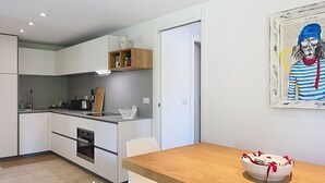 Jääkaappi, uuni, astianpesukone, keittoastiat/astiat/ruokailuvälineet