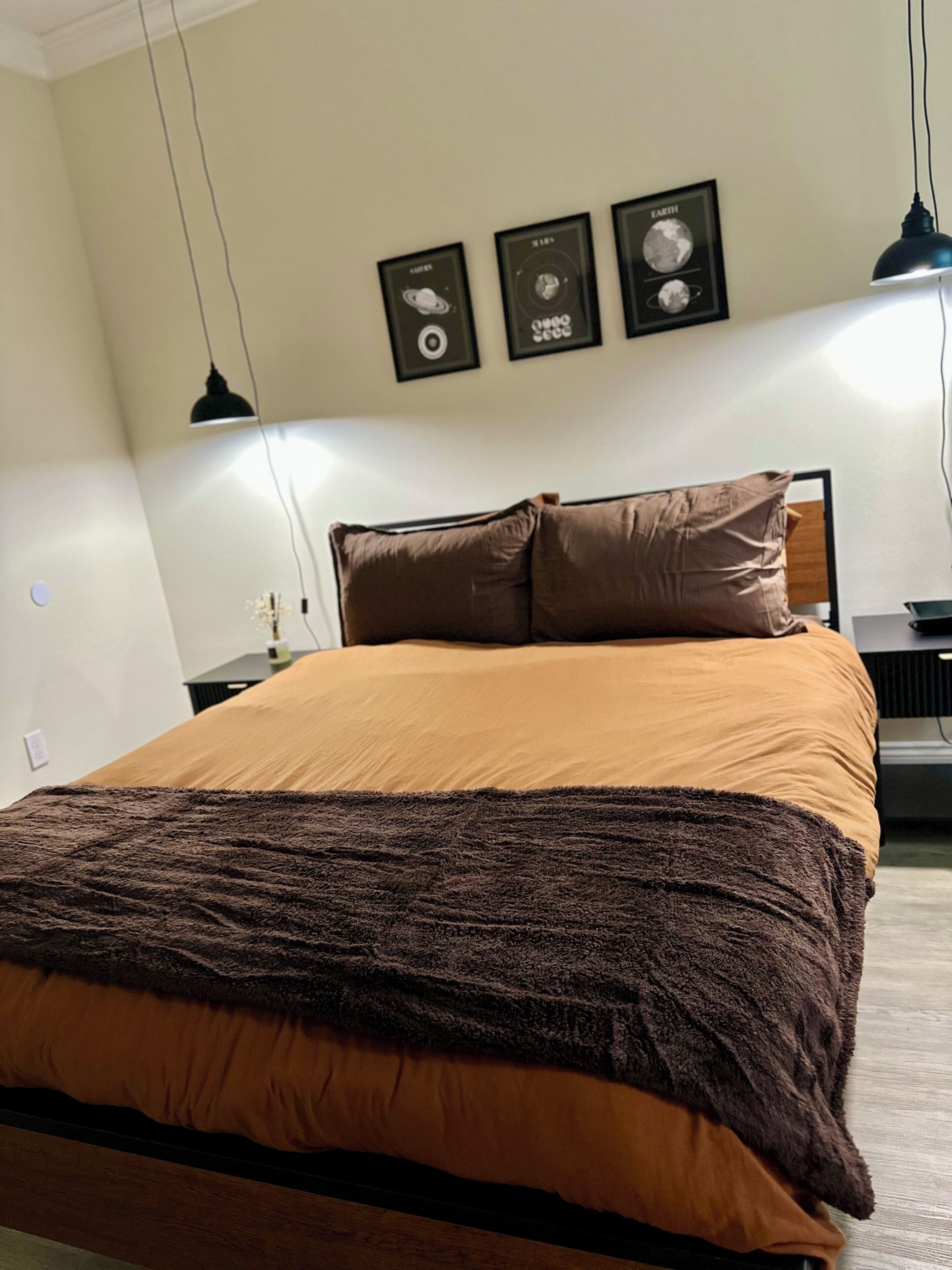 2 bedrooms, iron/ironing board, WiFi, bed sheets