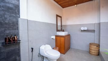 Standard Villa, Patio, Garden View | Bathroom | Shower, free toiletries, hair dryer, slippers