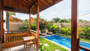 Vila Standar, patio, pemandangan kebun | Bagian depan properti