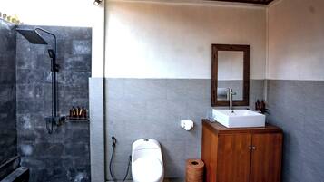 Villa estándar, patio, vistas al jardín | Baño | Ducha, artículos de higiene personal gratuitos y secador de pelo