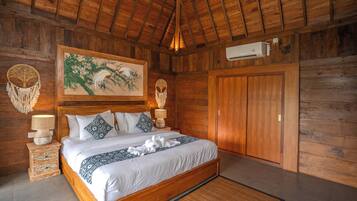 Villa estándar, patio, vistas al jardín | Ropa de cama hipoalergénica y escritorio