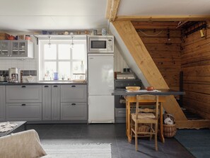 Refrigerador, microondas, lavavajillas y utensilios de cocina 