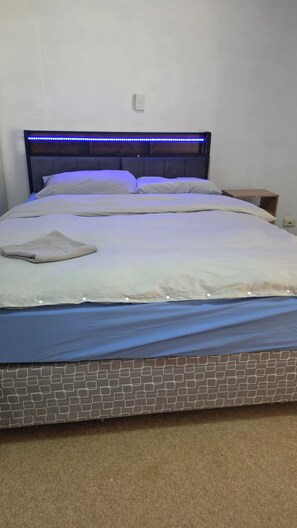Blackout drapes, iron/ironing board, free WiFi - cozy room (morley)