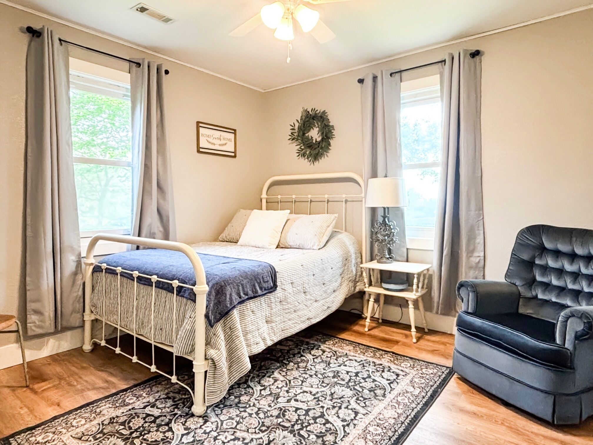 3 bedrooms, desk, iron/ironing board, travel crib