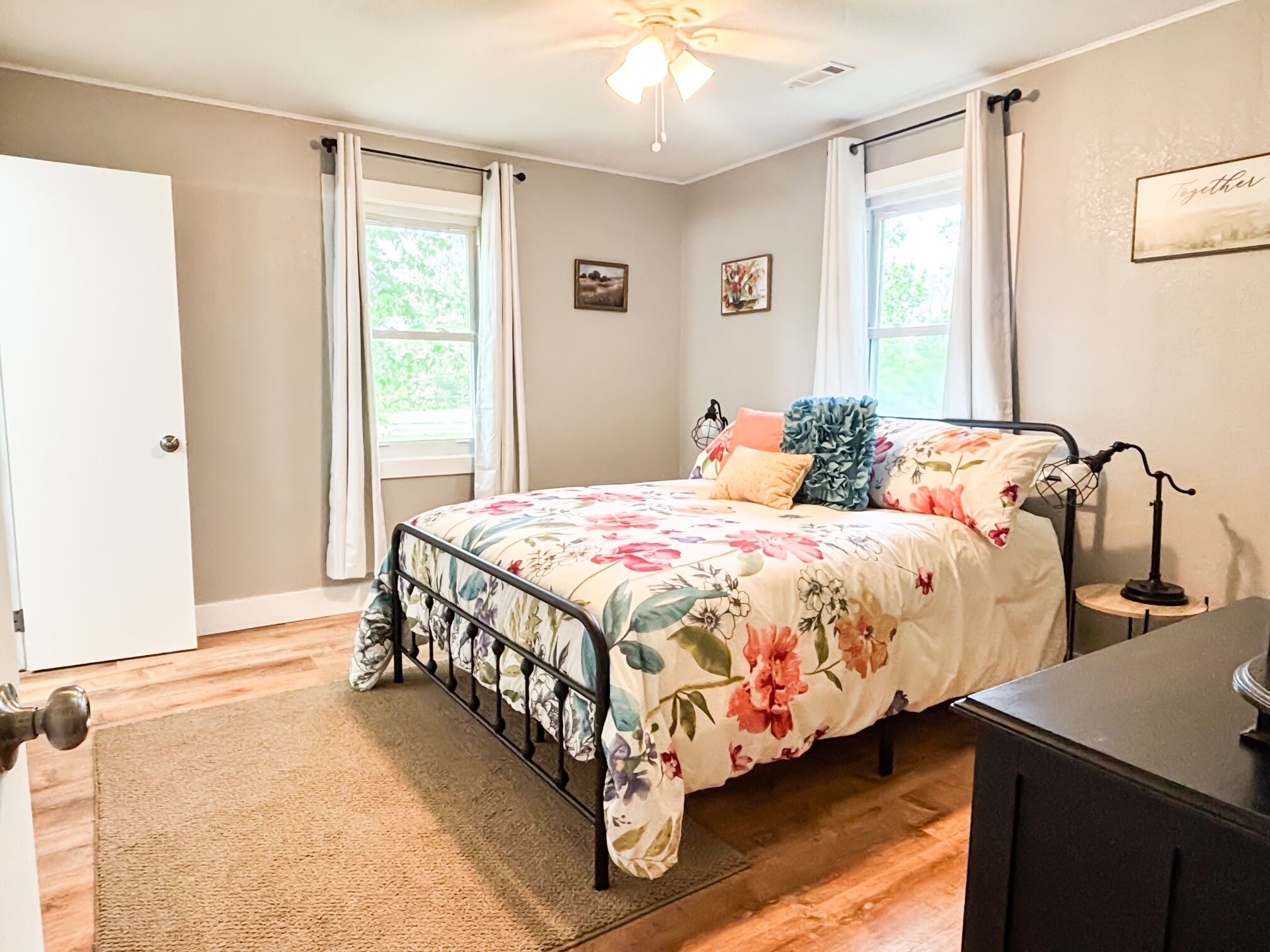 3 bedrooms, desk, iron/ironing board, travel crib