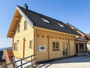 Un bâtiment en bois doté d’un toit en pente, d’une enseigne et d’un escalier menant à un étage supérieur.
