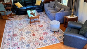 A living room with two sofas, a coffee table, a rug, and a lamp. - University House  3-bedroom with AC in charming Eugene (Eugene)