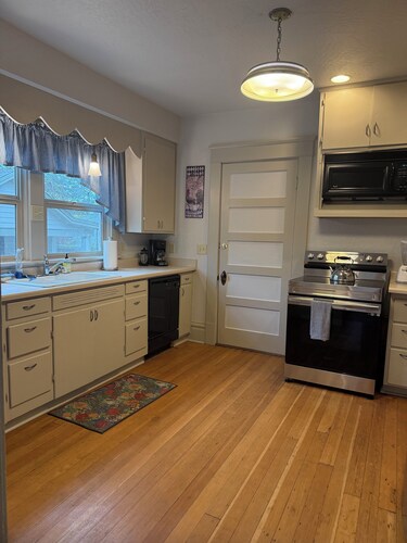 University House  3-bedroom with AC in charming Eugene