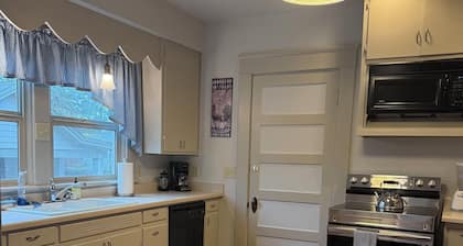 University House 3-bedroom with AC in charming Eugene