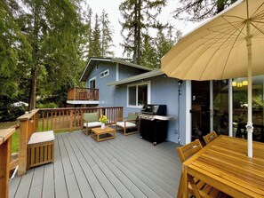 Outdoor dining - Serene Lake Home w/ Canoe & Big Forested Yard (Carnation)