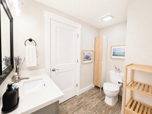 Hair dryer, towels, soap, shampoo - Serene Lake Home w/ Canoe & Big Forested Yard (Carnation)