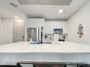 Wasserkocher mit Kaffee-/Teezubehör, Kühlschrank, Mikrowelle, Ofen