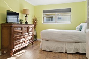 Iron/ironing board, WiFi, bed sheets - Steps to Sand • Sound Views • Sugar Dunes 211 (Navarre Beach)