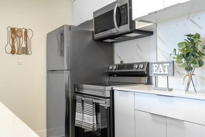 Private kitchen - Elevated Escape by Luxera •  Pickleball • City Views •  Gaslamp •  Balboa&Petco (San Diego)