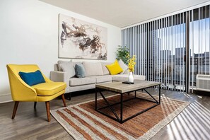 Living area - Elevated Escape by Luxera •  Pickleball • City Views •  Gaslamp •  Balboa&Petco (San Diego)