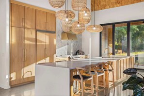 Fridge, microwave, oven, stovetop - Dazzling Design Meets Spectacular Views (Eatonton)
